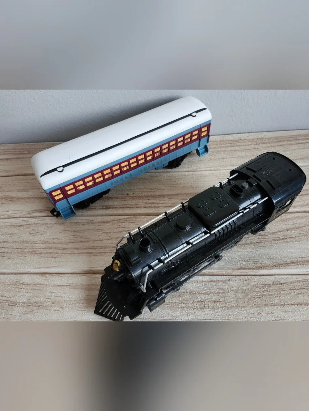 Lionel Polar Express G Gauge Replacement Train Engine & Passenger Car